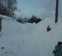 Погрузчик завалил снегом дом в Южно-Сахалинске: беременная женщина с детьми лазают по сугробам