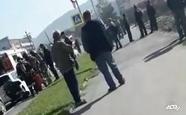 Десятки людей и пожарные собрались у дома культуры в Новоалександровске