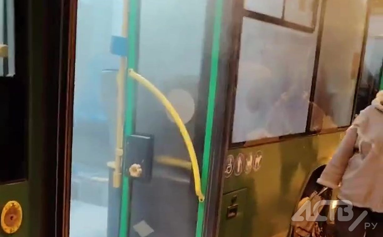 На Сахалине упавший огнетушитель залил пассажирский автобус белым порошком