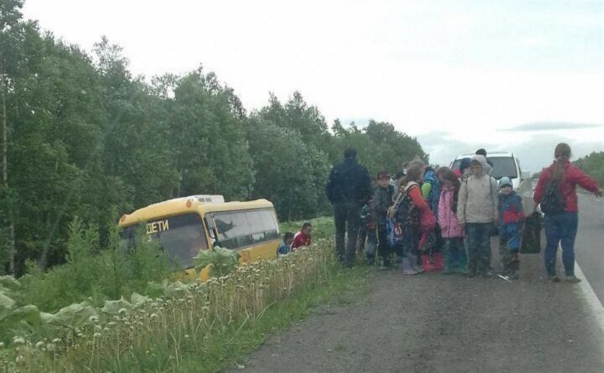 Автобус с детьми съехал в кювет в Анивском районе