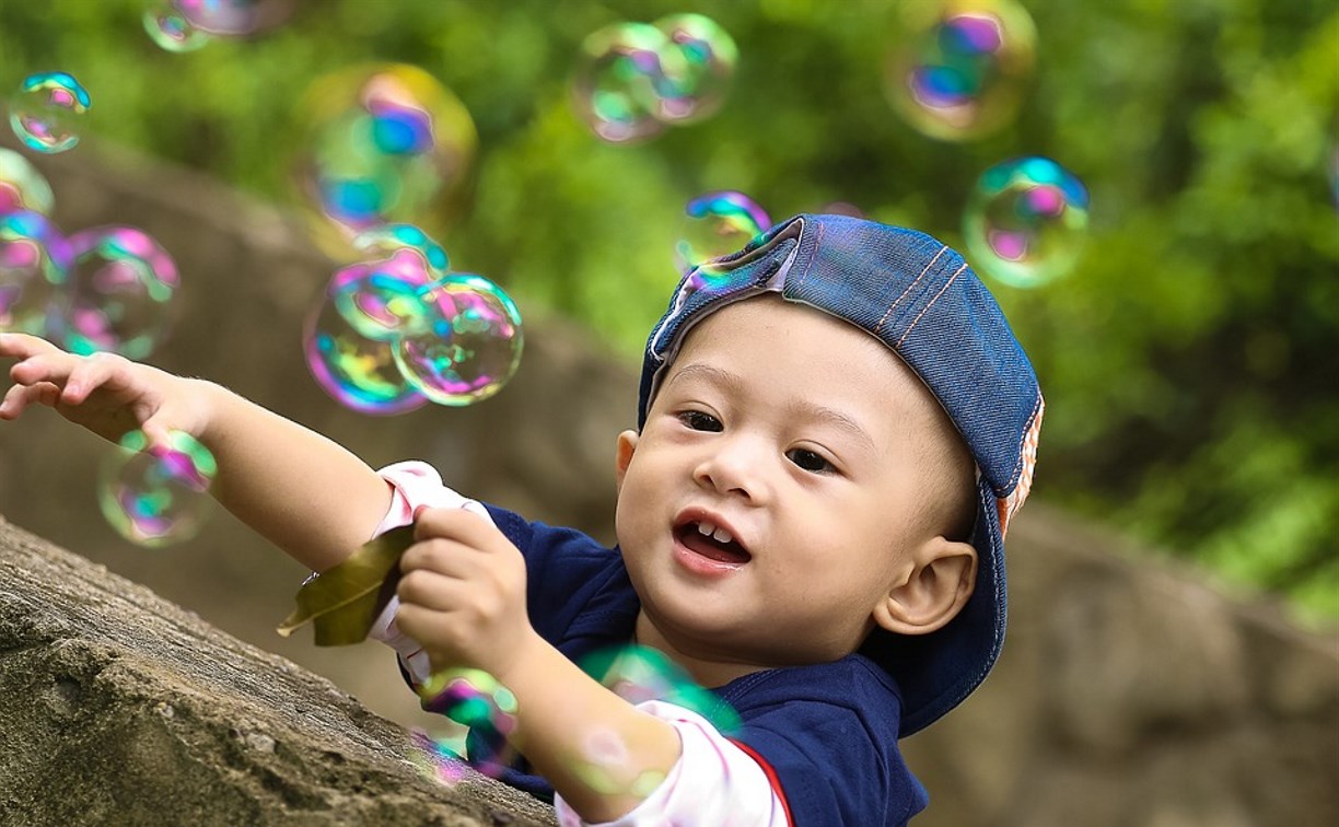 Дети в стране детства. Радостные дети. Дети и мыльные пузыри. Малыш с мыльными пузырями. Счастливый ребенок.