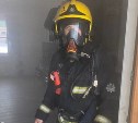 Человека спасли при пожаре в многоквартирном доме в Долинске