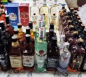 Алкоголь и сладости нашли под диваном на судне в Корсакове