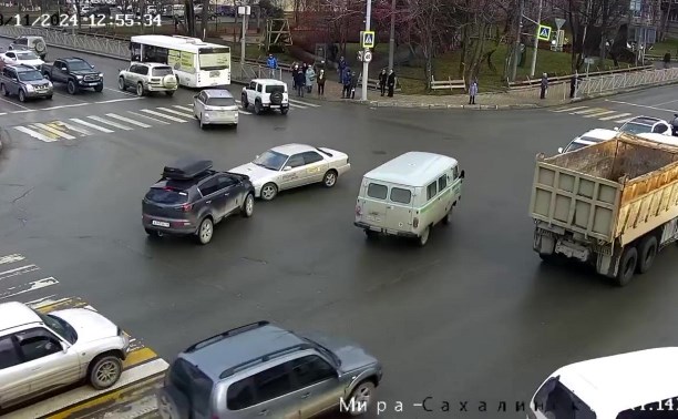Нелепое ДТП с участием такси произошло в Южно-Сахалинске