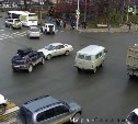Нелепое ДТП с участием такси произошло в Южно-Сахалинске
