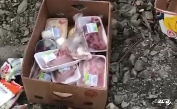 В центре Южно-Сахалинска обнаружили свалку просроченных продуктов с этикеткой известной сети