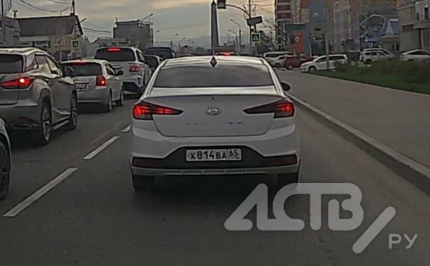 "Тонированный умник" создал аварийную ситуацию на дороге в Южно-Сахалинске