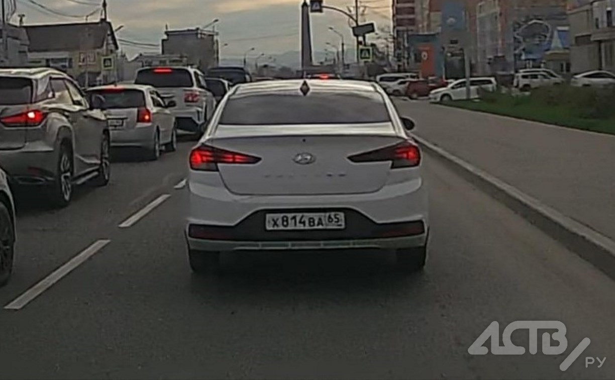 "Тонированный умник" создал аварийную ситуацию на дороге в Южно-Сахалинске