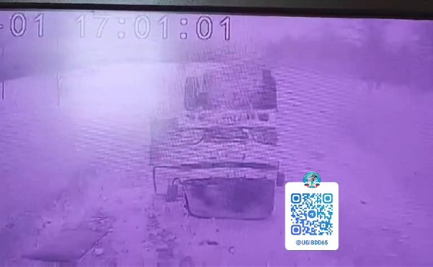 Момент жуткого ДТП с участием грузовика и автобуса на Сахалине попал на видео