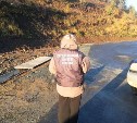 Мужчину нашли мертвым на трассе в Холмском районе