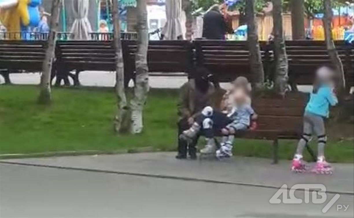 Дети в парке Южно-Сахалинска нажаловались на человека с закрытым лицом, который к ним приставал