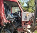 Мужчину зажало в кабине при столкновении двух грузовиков в Корсаковском районе