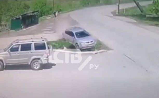 В Новотроицком автомобиль резко исчез с дороги, "спрятавшись" в канаве