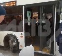 Очевидцы: пьяный дебошир в Южно-Сахалинске спровоцировал ДТП с автобусом, полным пассажиров
