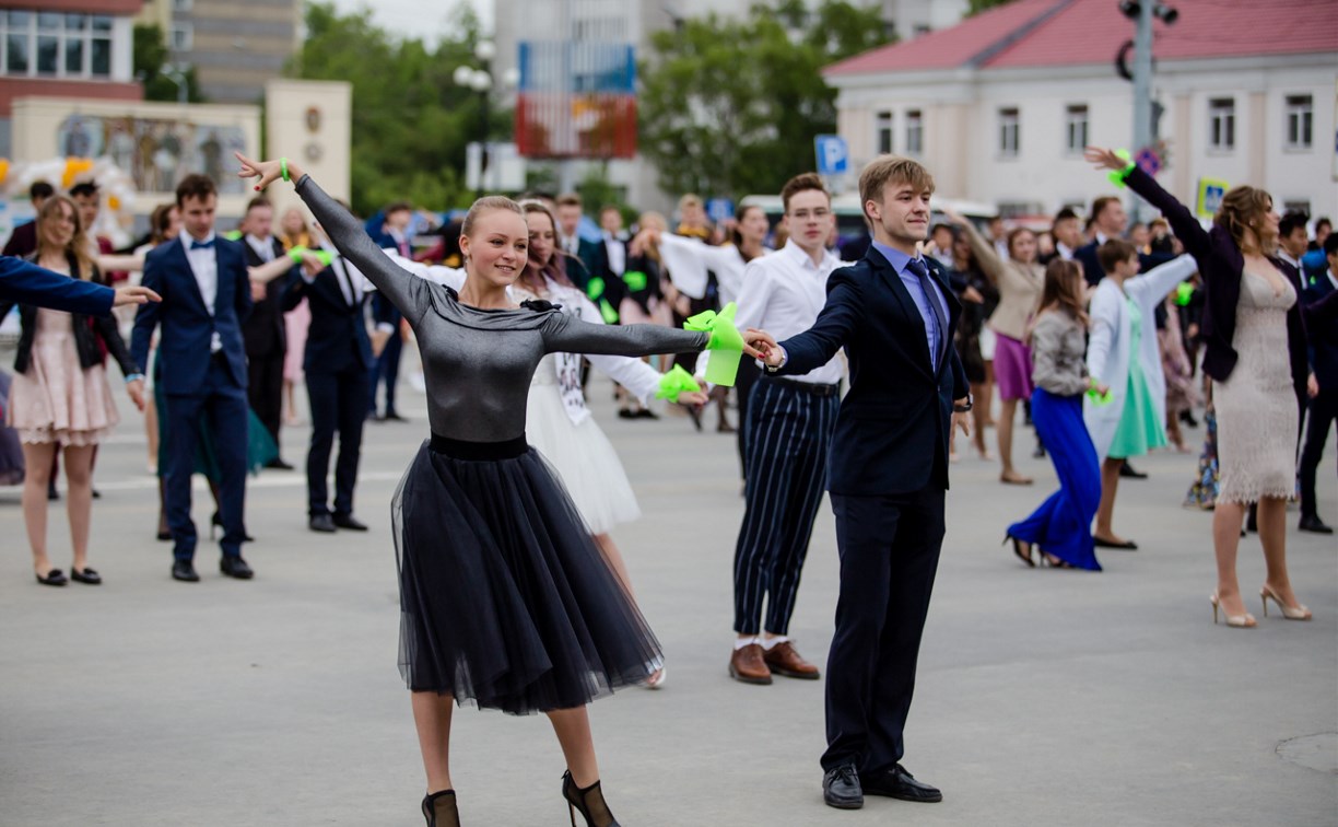 В Южно-Сахалинске прошел общегородской выпускной бал
