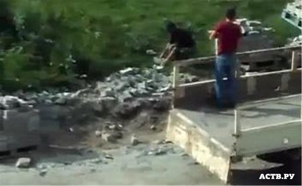 В Аниве рабочие при разгрузке разбили тротуарную плитку