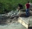 В Аниве рабочие при разгрузке разбили тротуарную плитку