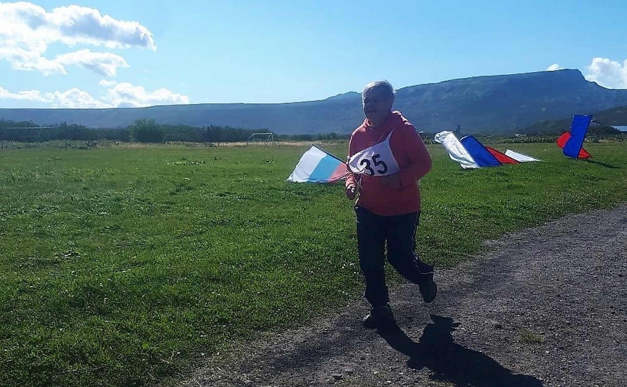 76-летняя бабушка из Красноярского края приехала на Курилы и пробежала двухкилометровый кросс