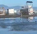 В Стародубском циклон разметал недавно открывшийся обустроенный пляж 