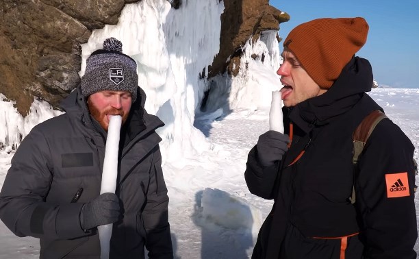 Популярный блогер Юрий Дудь попробовал на вкус ледяные торосы на Сахалине