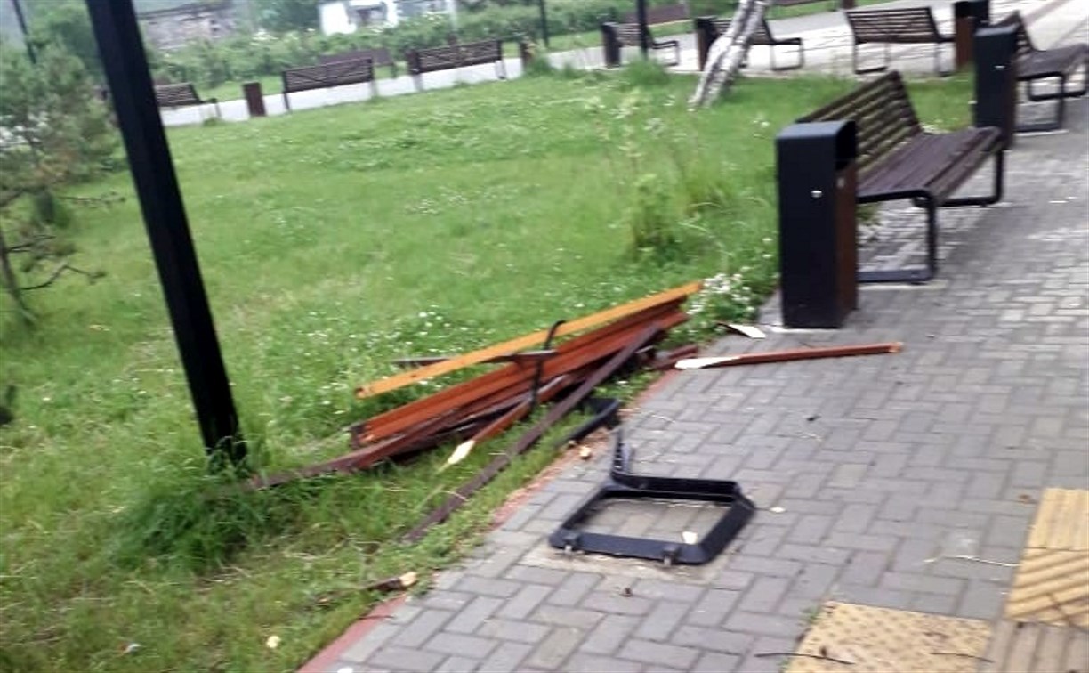 Вандализм "по-чеховски": сельские хулиганы на Сахалине разобрали лавочку "под ноль"