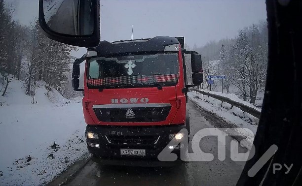 Многотонник на Сахалине едва лоб в лоб не врезался в пассажирский автобус