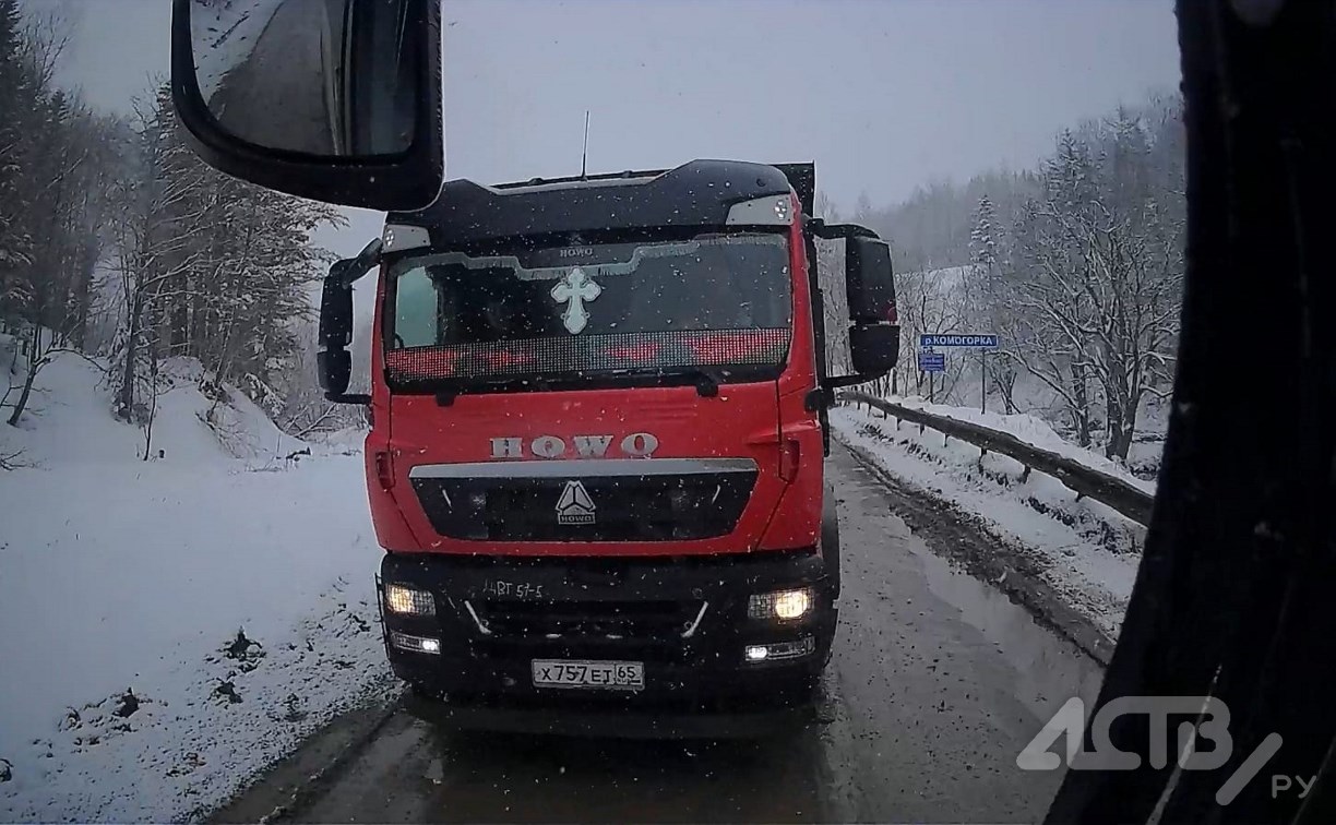 Многотонник на Сахалине едва лоб в лоб не врезался в пассажирский автобус