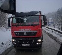 Многотонник на Сахалине едва лоб в лоб не врезался в пассажирский автобус