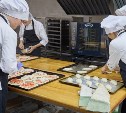 Мастера добрых дел: студенты Сахалинского техникума сервиса шьют для бойцов, пекут пироги и отправляют посылки на передовую