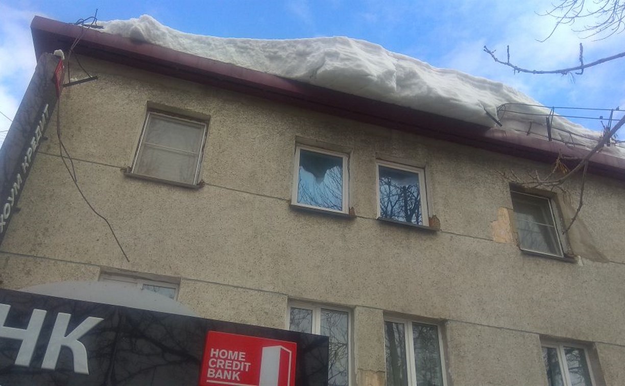 В центре Южно-Сахалинска дом огородили только после того, как с крыши рухнули снежные глыбы