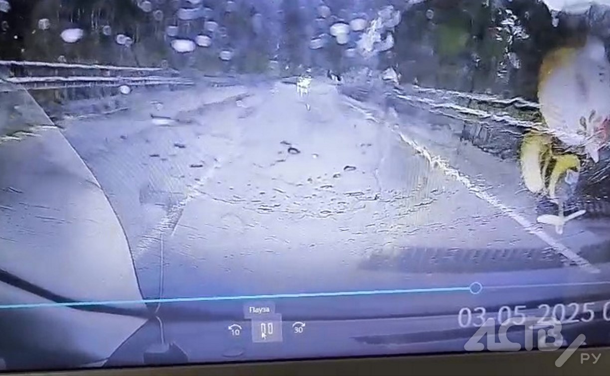 Опубликовано видео момента массового ДТП, которое устроил "Марк" на холмской трассе