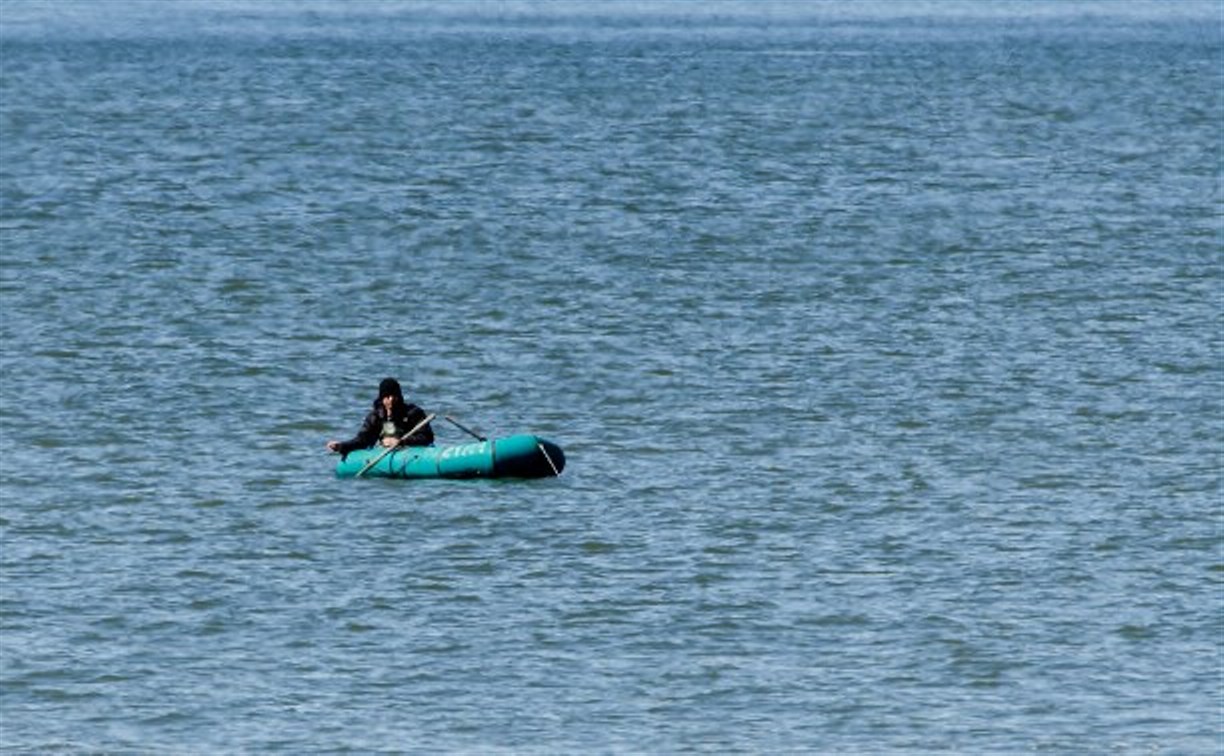 В Корсаковском районе мужчину на лодке унесло в открытое море