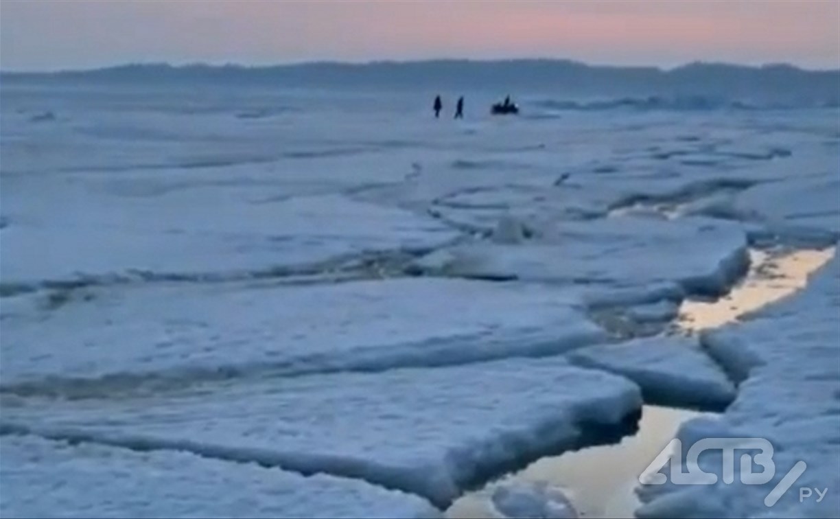 "Рыбалка - ёк": лед разломало до Свободного, но несколько отчаянных все еще там