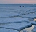 "Рыбалка - ёк": лед разломало до Свободного, но несколько отчаянных все еще там
