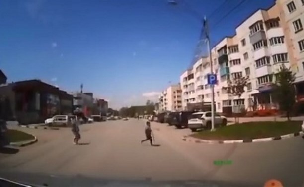 В Южно-Сахалинске ребёнок бросился под колёса, пока его мать разговаривала по телефону
