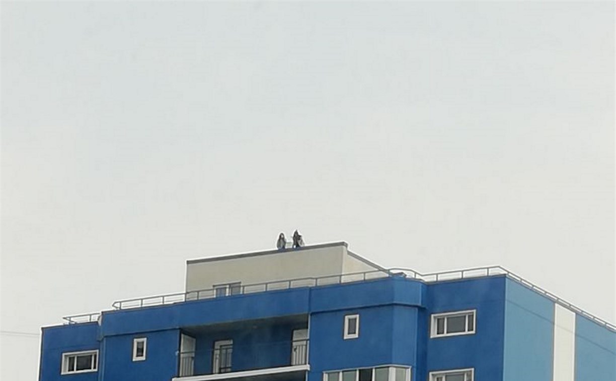 Подростки гуляют по крыше многоэтажки в Южно-Сахалинске