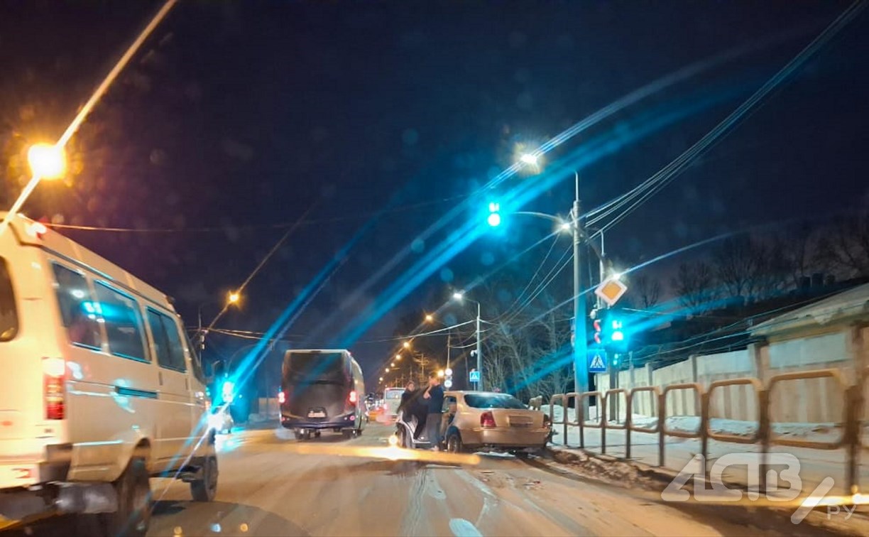 Два автомобиля разбили в ДТП на улице Ленина в Южно-Сахалинске