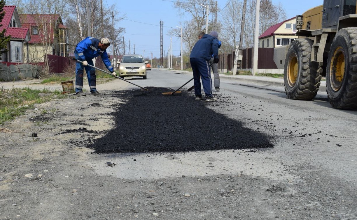 Ямы на дорогах устраняют в Долинском районе