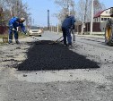 Ямы на дорогах устраняют в Долинском районе
