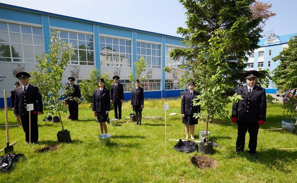 Сквер памяти защитников правопорядка открыли в Южно-Сахалинске