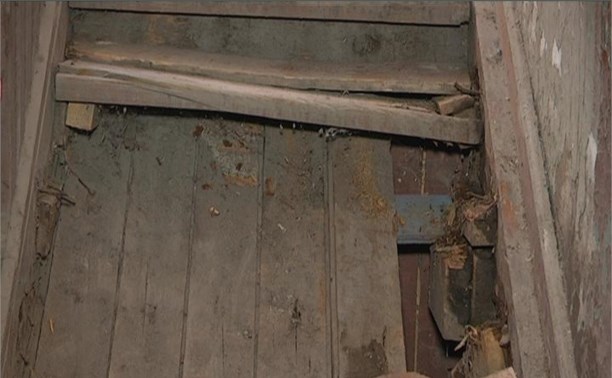 Опасная для жизни лестница держит в напряжении жителей одного из домов в Луговом