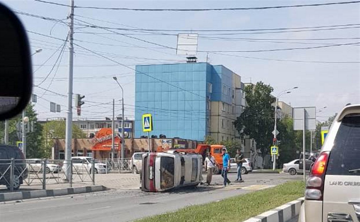 Микроавтобус опрокинулся на перекрестке в Южно-Сахалинске