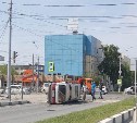 Микроавтобус опрокинулся на перекрестке в Южно-Сахалинске