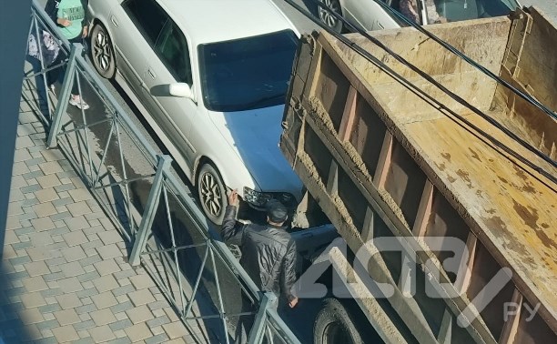 Неуправляемый самосвал подмял под себя легковушку в Южно-Сахалинске