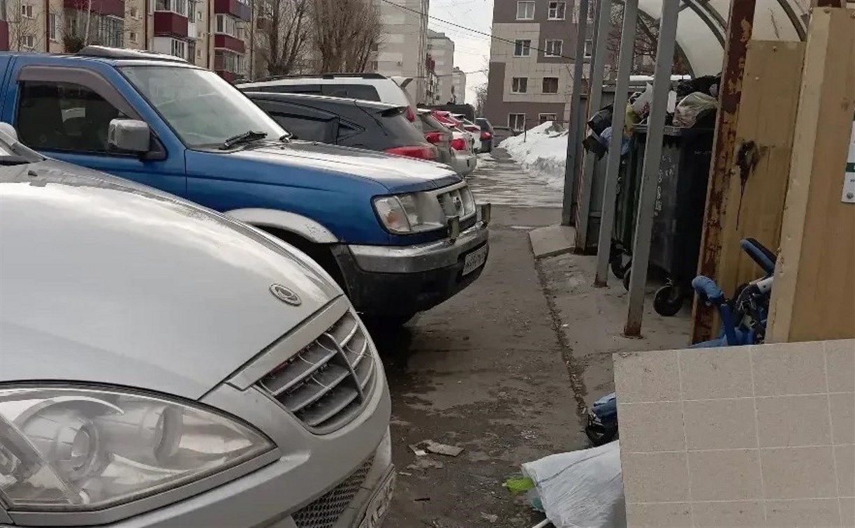 Автохамы на Сахалине, блокирующие проезд к мусоркам, заплатили 36 тыс. рублей штрафов 