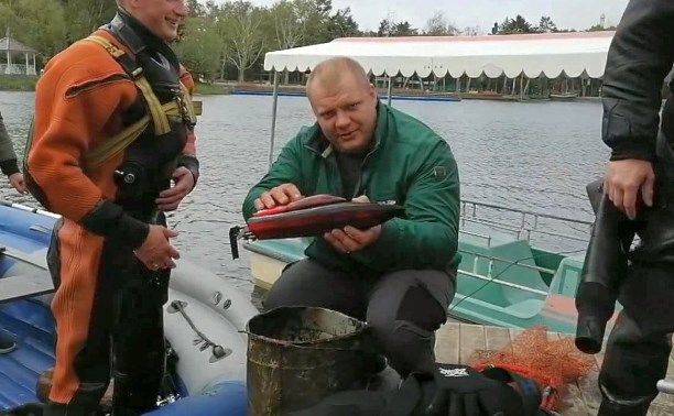 Водолазы нашли кости, цепочку, серёжку и катер на дне озера в горпарке Южно-Сахалинска