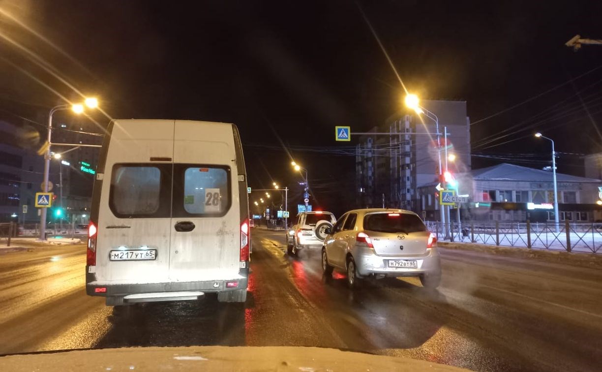 Пробки в Южно-Сахалинске утром 23 декабря: заторы зафиксировали на центральных улицах