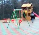 Хлипкие детские площадки, не предназначенные для общественных мест, установили в парке Охи 