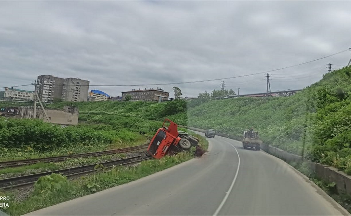 Грузовик рассыпал щебень на железнодорожные пути в Холмске