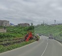 Грузовик рассыпал щебень на железнодорожные пути в Холмске